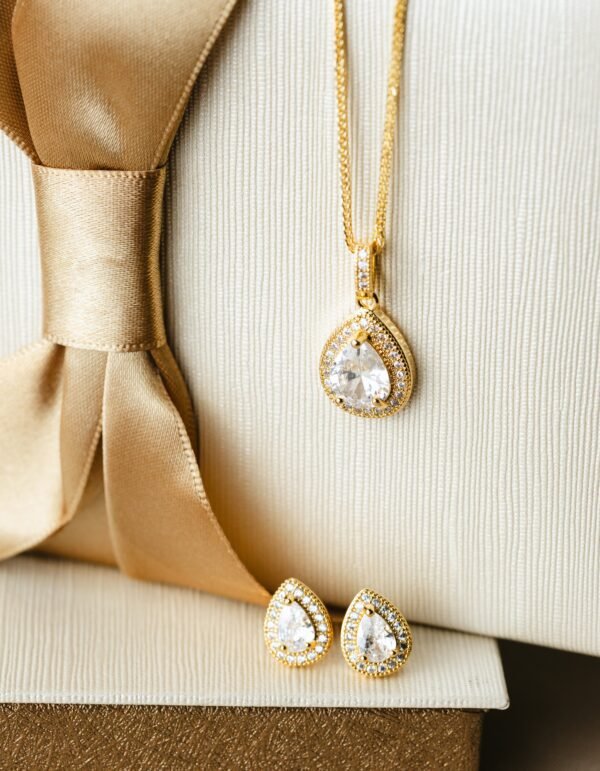Conjunto de Colar e Brincos Gotas Brancas Banhado Em Ouro 18K