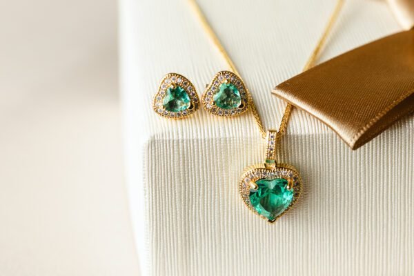 Conjunto de Colar e Brincos Coração Verde Banhado Em Ouro 18K