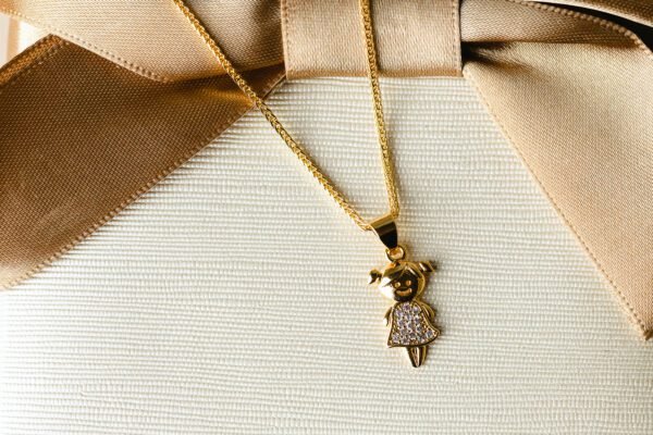 Colar Menina Cravejado Banhado Em Ouro 18K