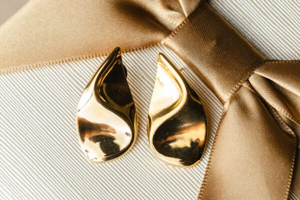 Brinco Gota Com Traço Banhado Em Ouro 18K