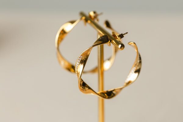 Brinco Argola Torcido Banhado Em Ouro 18K