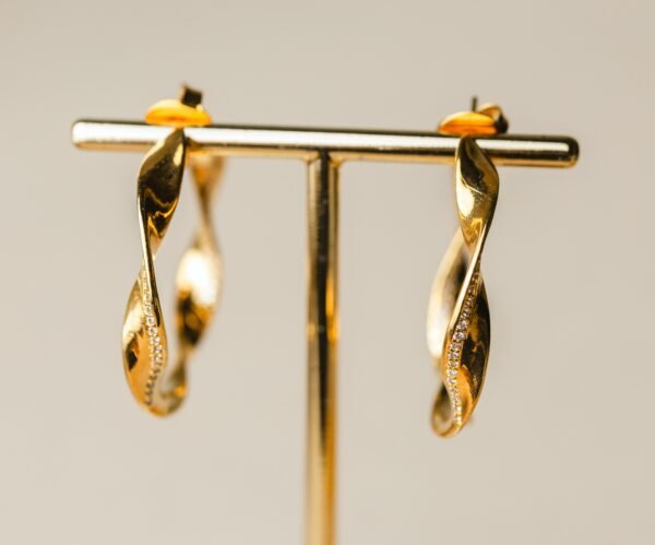 Brinco Argola Torcido Banhado Em Ouro 18K - Image 2