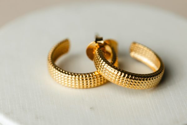 Brinco Meia Argola Pequeno Banhado Em Ouro 18K