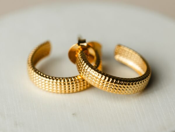 Brinco Meia Argola Médio Banhado Em Ouro 18K