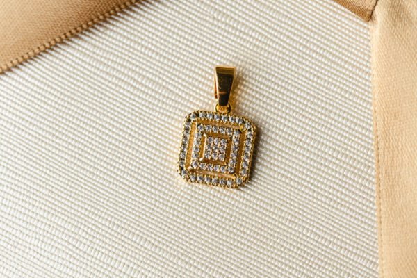 Pingente Chuveiro Quadrado Cravejado Banhado Em Ouro 18K