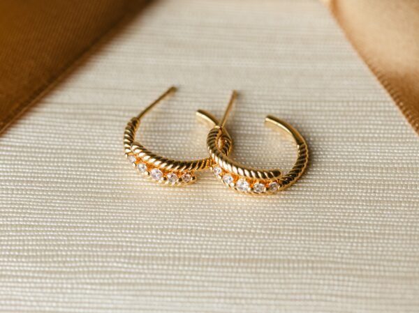 Brinco Meia Argola Com Zircônia Banhado Em Ouro 18K