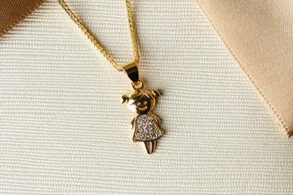 Pingente Menina Cravejado Banhado Em Ouro 18K