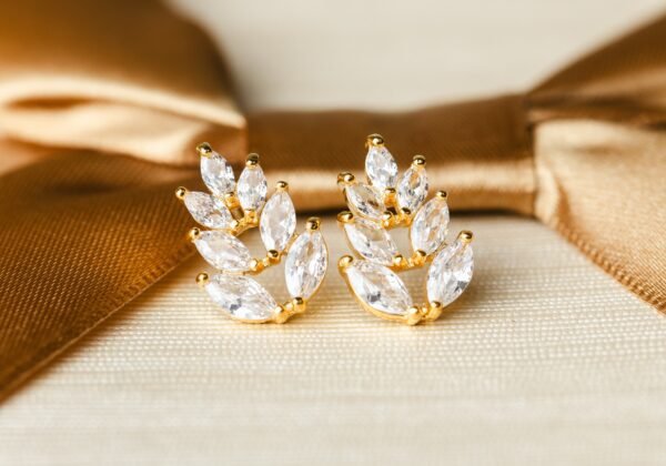 Brinco Flor Zircônia Branca Banhado Em Ouro 18K