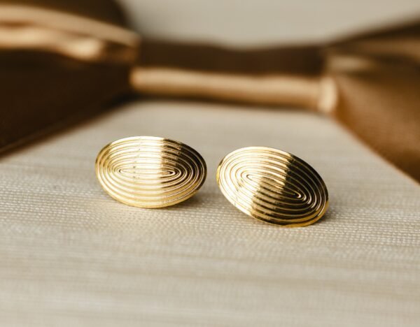 Brinco Oval Ondulado Banhado Em Ouro 18K