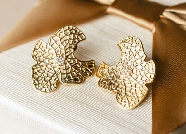 Brinco Orgânico Grande Banhado Em Ouro 18K