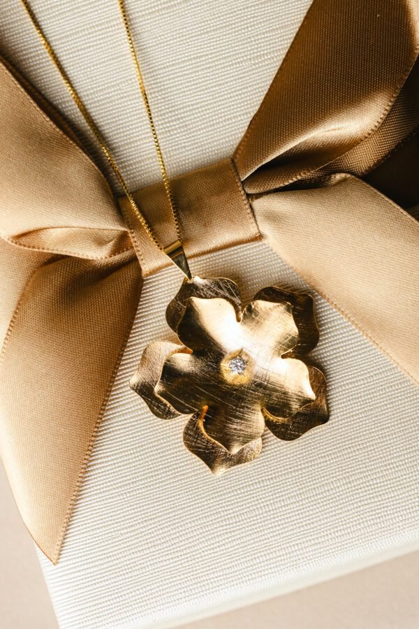 Colar Flor Camélia Banhado Em Ouro 18K