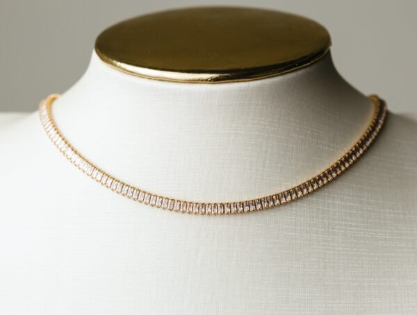 Gargantilha Riviera Baguete Cristal Banhado Em Ouro 18K