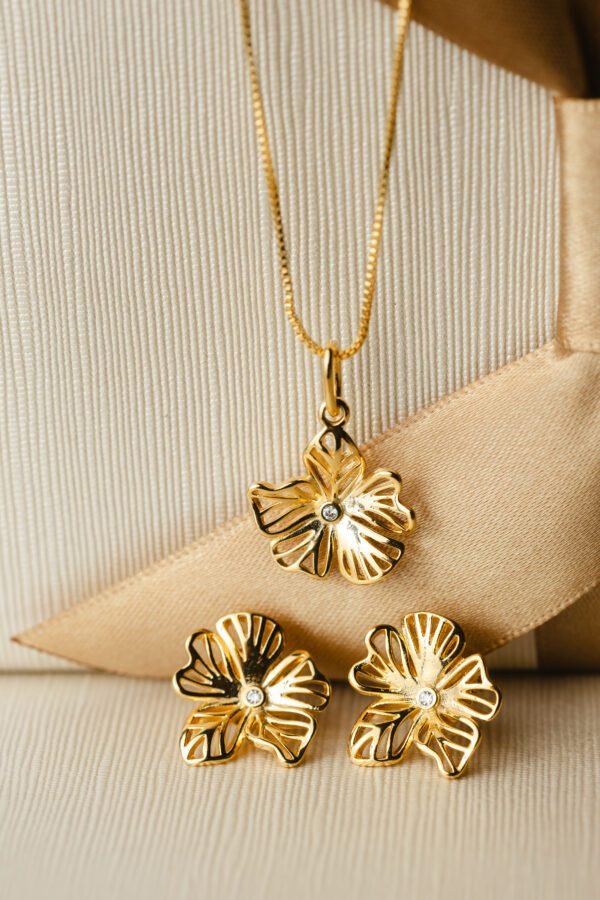 Conjunto de Colar e Brinco Flor Banhado Em Ouro 18K